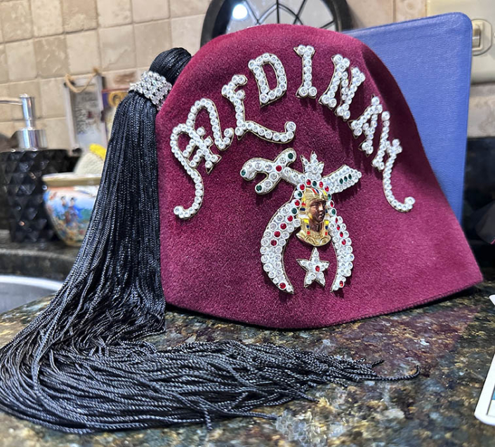 Shriners’ fancy burgundy hat